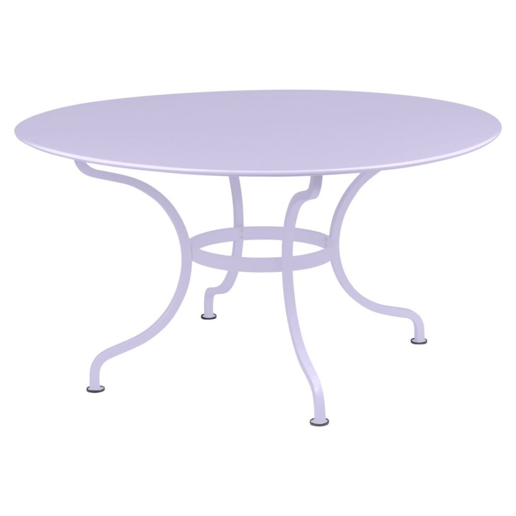 Table ronde en métal violet clair de 140 cm de diamètre, avec des pieds incurvés et une structure de support circulaire. Parfaite comme table ronde Romane d'inspiration Guimauve pour des réunions élégantes.