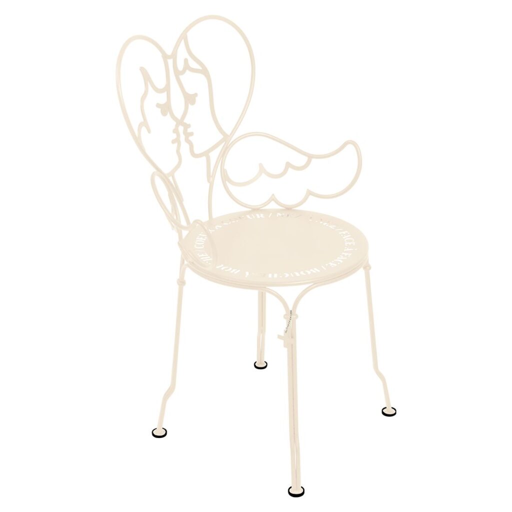 Chaise Ange en Beige Latte, cette chaise en métal pâle présente un dossier en forme de deux visages de profil, d'un cœur et d'ailes ; l'assise présente une inscription circulaire sur son pourtour.