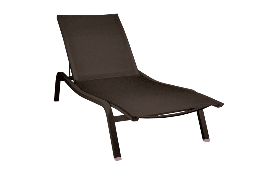 Chaise d'extérieur Alizé, marron et moderne, avec assise et dossier en maille, structure métallique et pieds angulaires, sur fond uni.