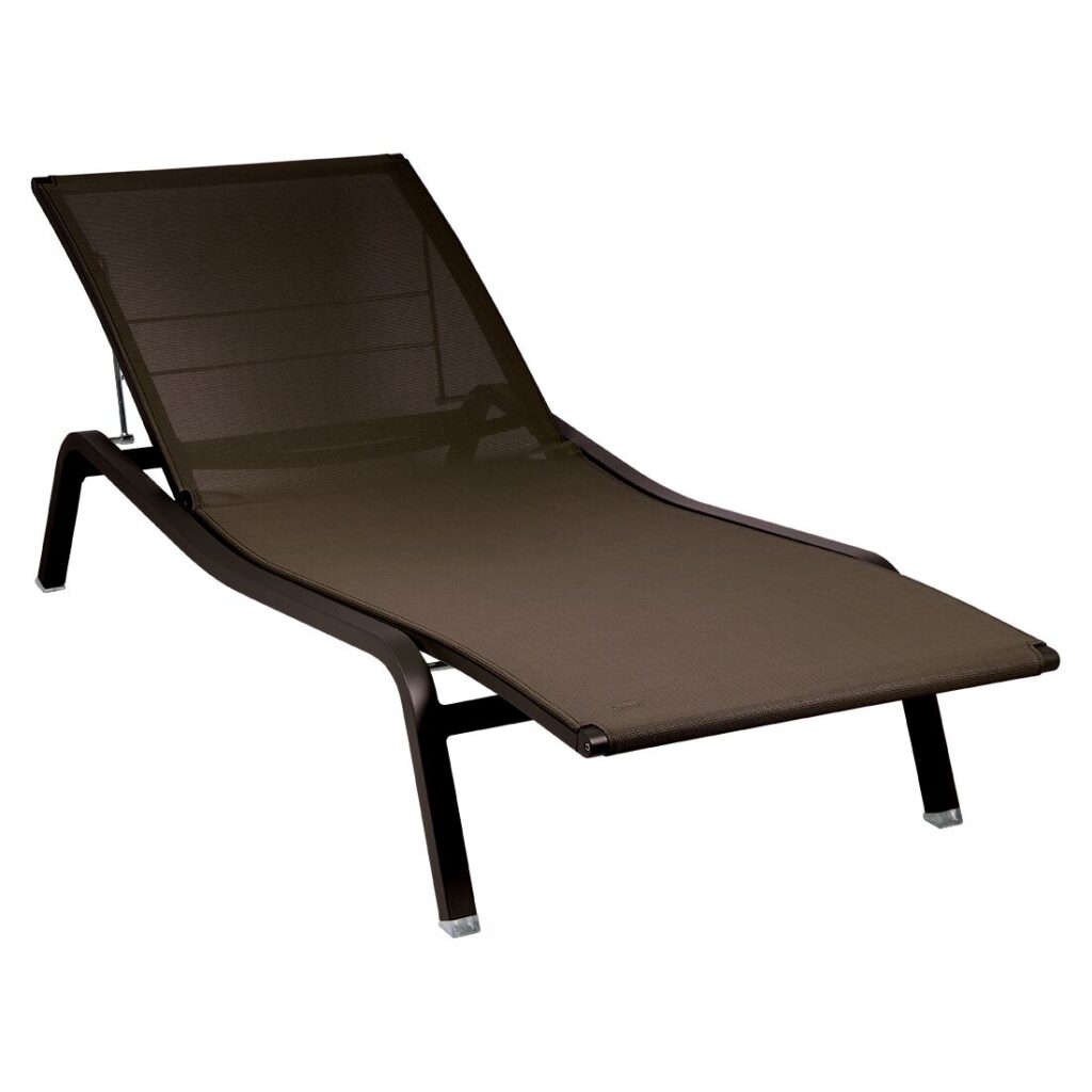 Chaise d'extérieur Alizé marron avec assise et dossier en maille, soutenue par une structure métallique et quatre pieds, présentée sur fond blanc. Parfaite comme bain de soleil élégant pour se détendre à l'extérieur.