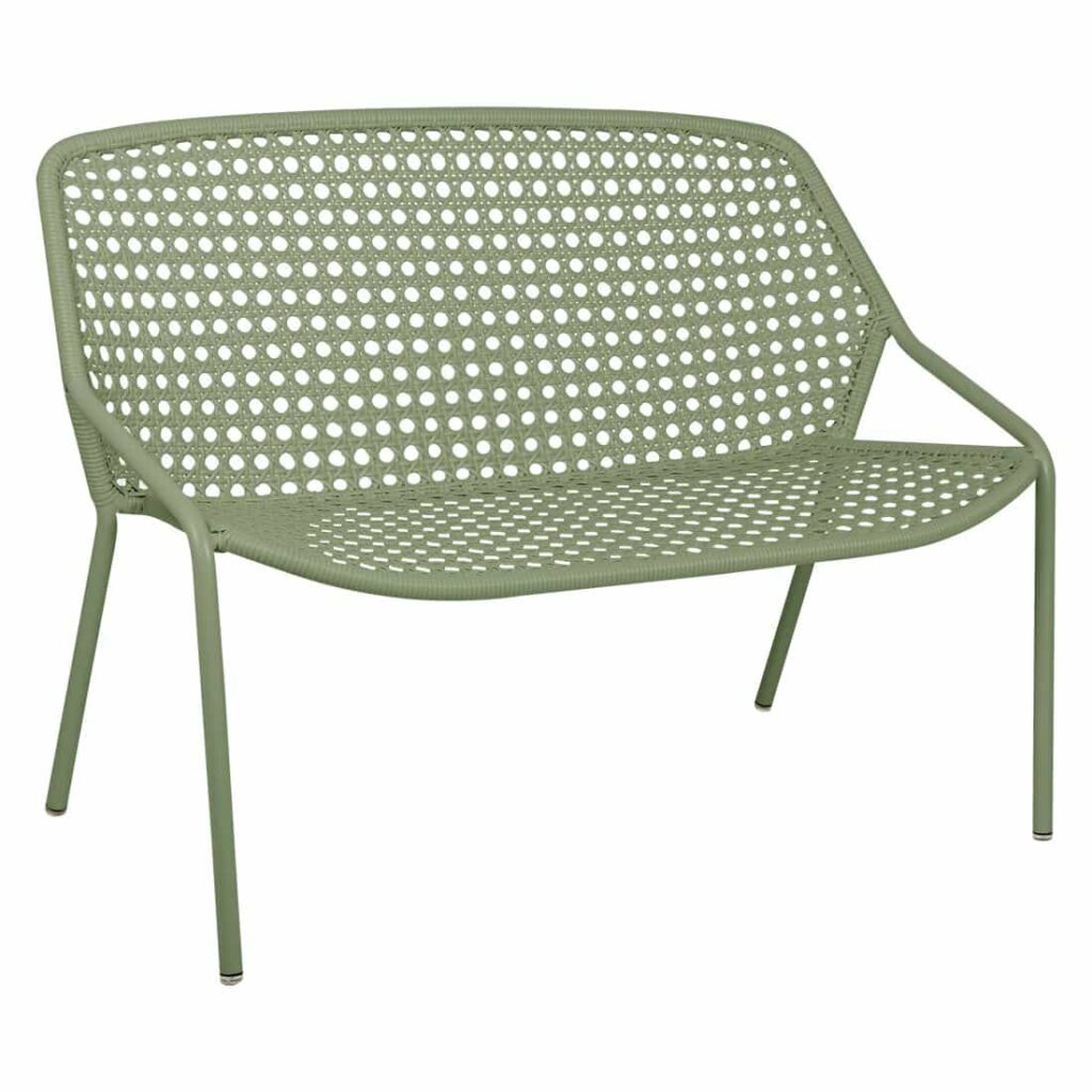 Banquette d'extérieur Croisette en métal vert avec une assise et un dossier perforés, offrant une assise confortable pour 2 places avec quatre pieds et des accoudoirs de chaque côté.