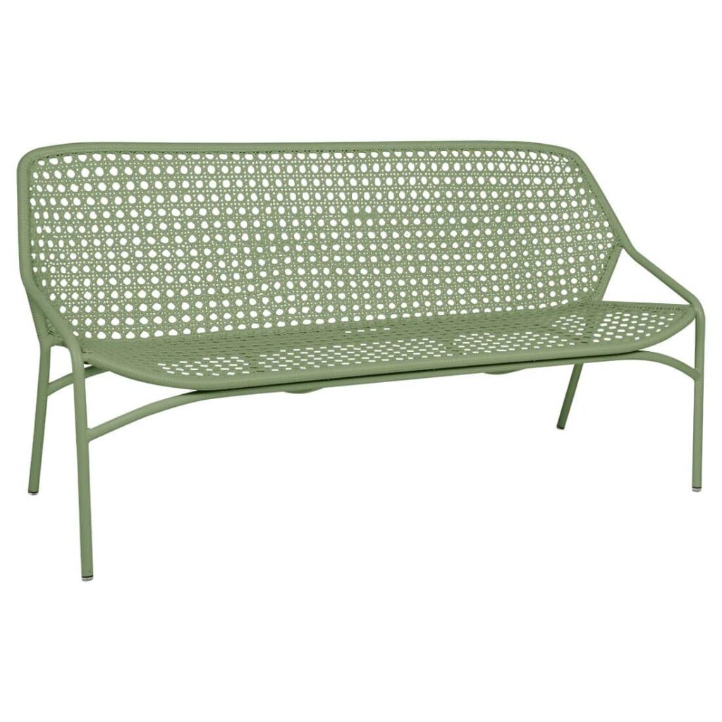 Banquette Croisette XL en métal vert pour 3 places, avec dossier et assise perforés, design moderne minimaliste, couleur inspirée du cactus et pieds angulaires.