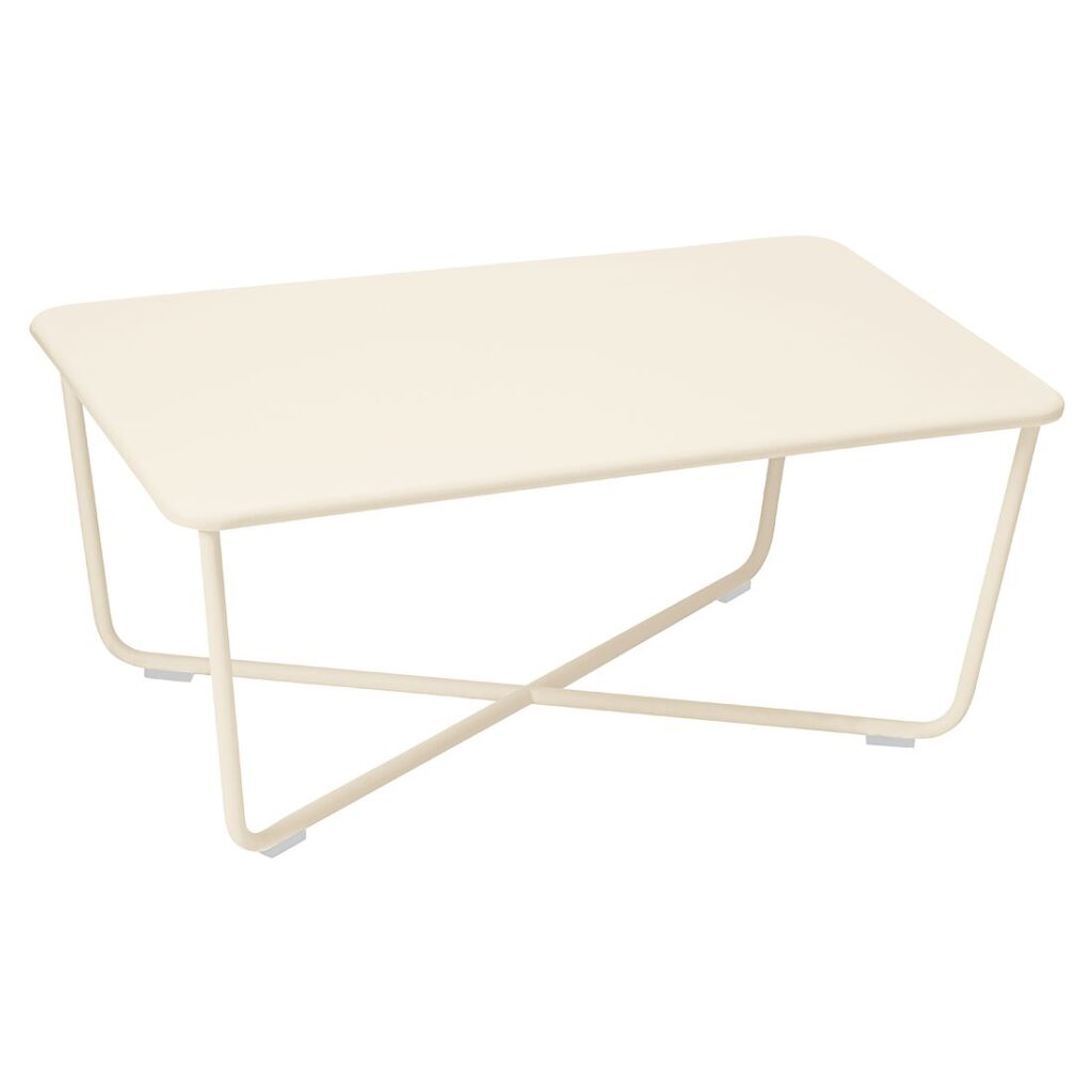 Table basse rectangulaire beige-latte aux angles arrondis et à la structure métallique minimaliste avec pieds croisés façon Croisette.
