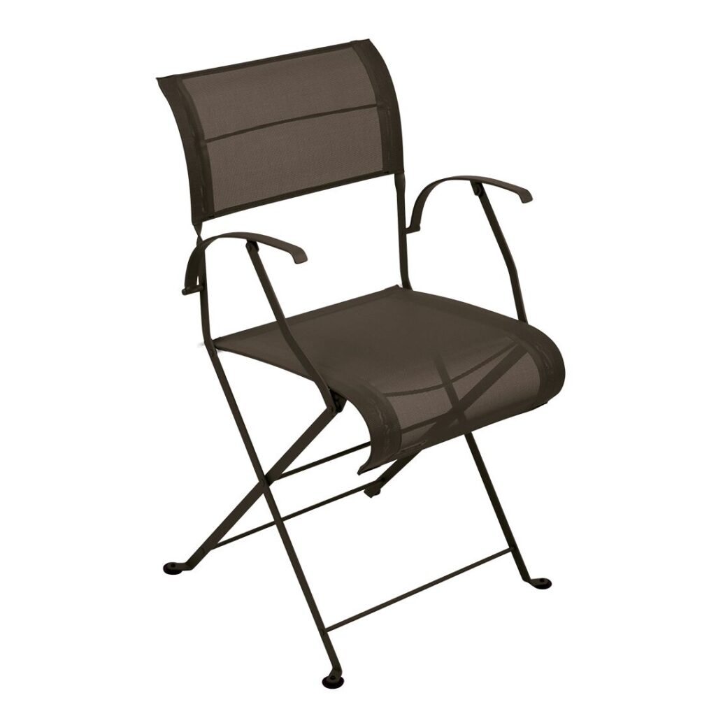 La chaise de terrasse pliante Chaise Dune, avec sa structure en métal noir, son assise et son dossier en maille noire, offre confort et style à votre espace extérieur.