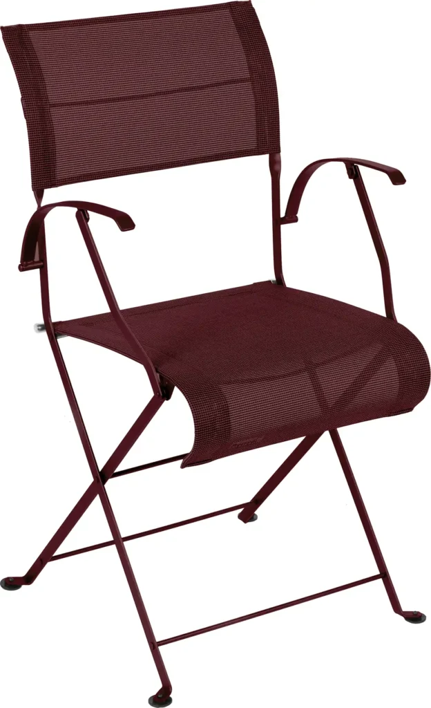 Chaise pliante en métal Fauteuil Dune marron avec assise et dossier en maille, accoudoirs et quatre pieds avec embouts en caoutchouc noir.