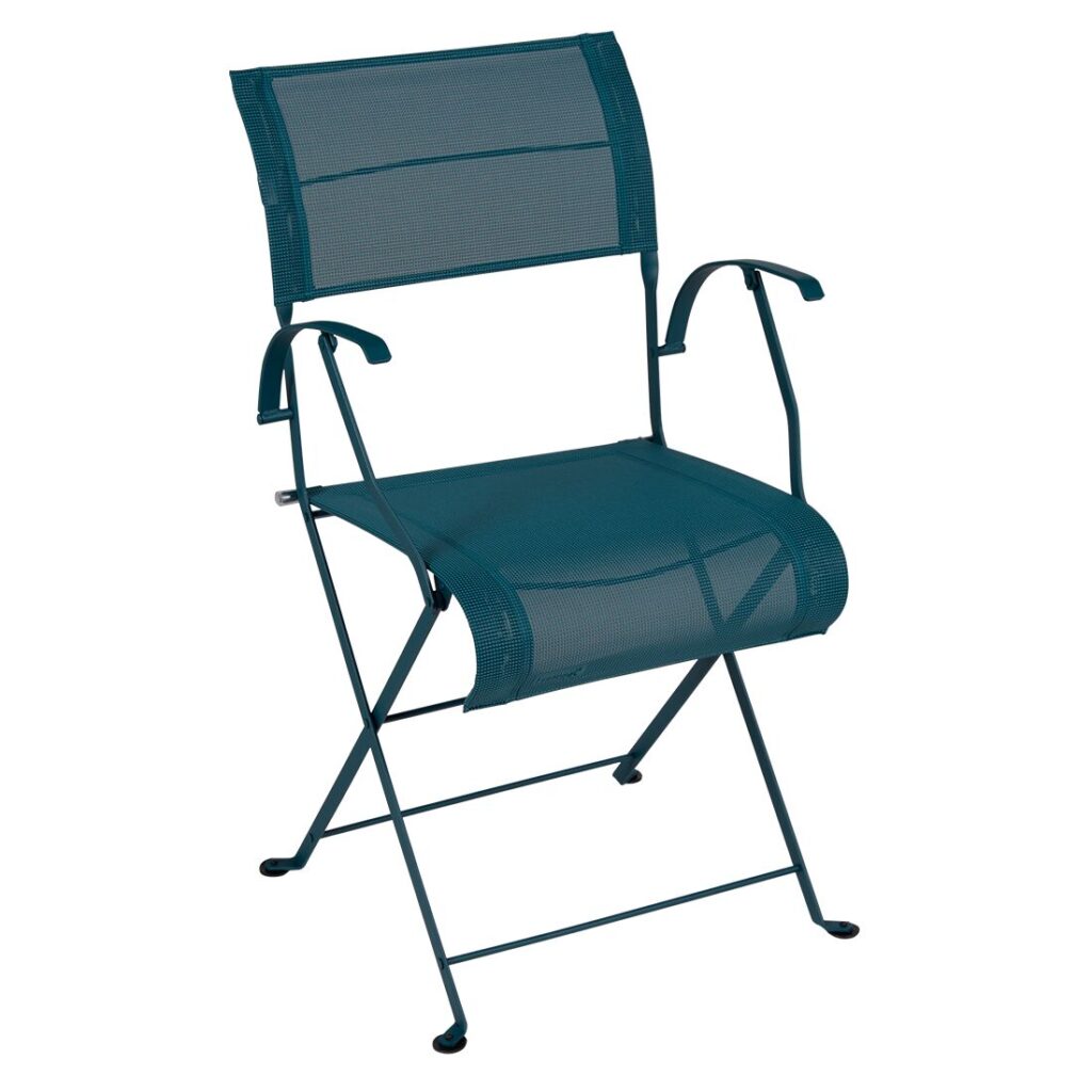 Chaise pliante en métal Fauteuil Dune de couleur sarcelle avec assise et dossier en maille, accoudoirs incurvés et pieds angulaires.