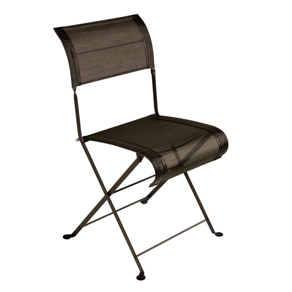 Chaise pliante en métal noir avec assise et dossier en maille, inspirée du style épuré de Chaise Dune, présentée sur fond blanc.