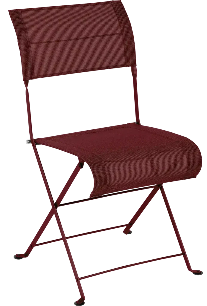 Chaise pliante en métal Cerise Noire avec une assise et un dossier en maille, soutenue par des pieds fins et incurvés.