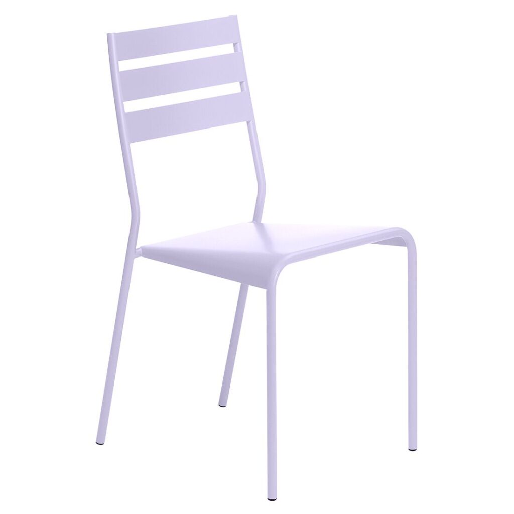 Chaise en métal blanc, simple et moderne, la Chaise Facto est dotée d'un dossier à lattes et de quatre pieds droits, parfaits pour ajouter une touche d'élégance d'inspiration Guimauve à n'importe quel espace.