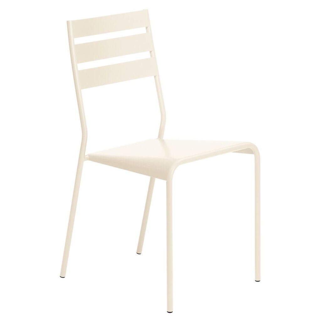 Une chaise Chaise Facto en métal blanc avec un dossier à lattes et quatre pieds droits est présentée sur un fond uni.