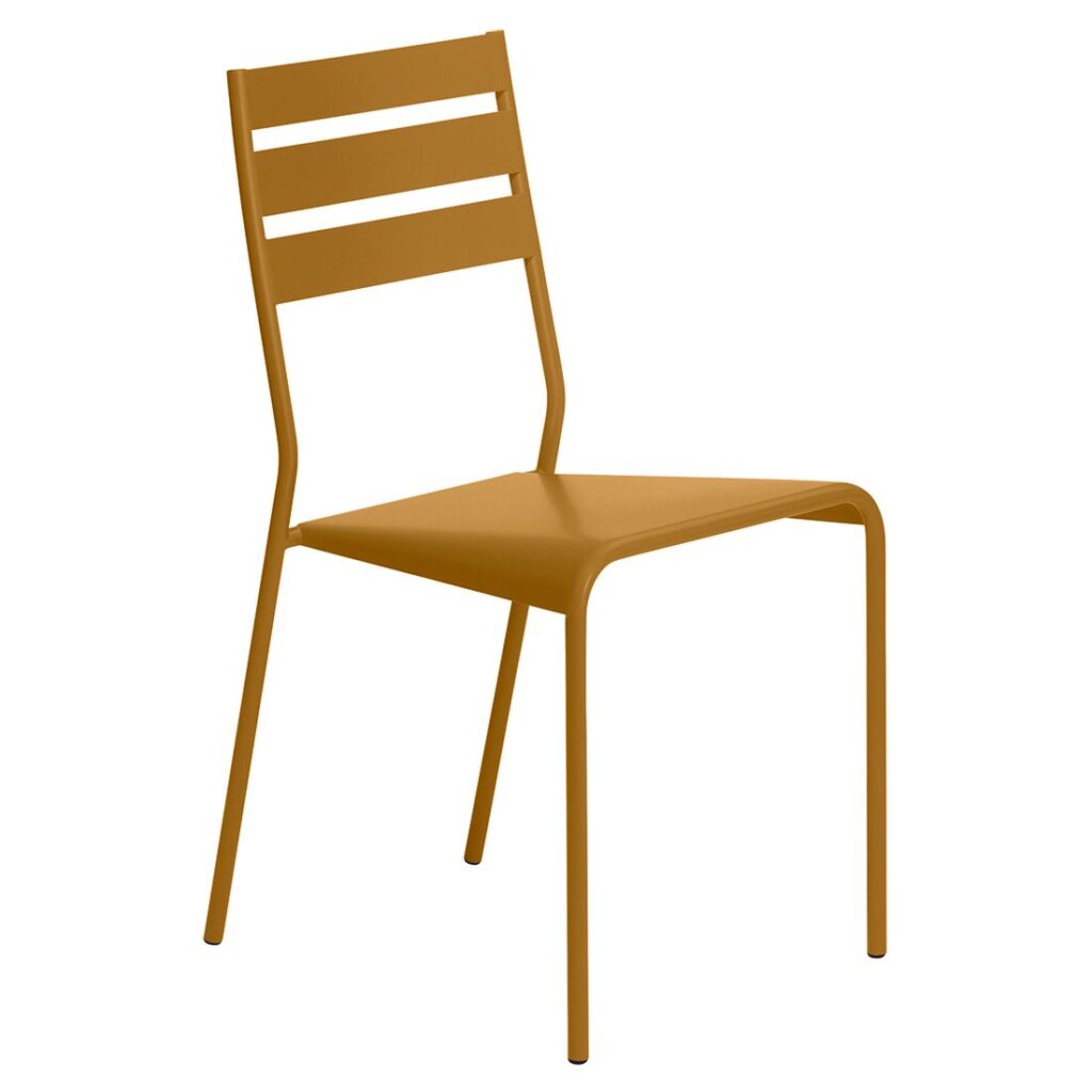 Chaise Facto en métal jaune moutarde avec un dossier à lattes et un design simple et minimaliste, apportant une touche de chaleur Pain d'épices à n'importe quel espace.