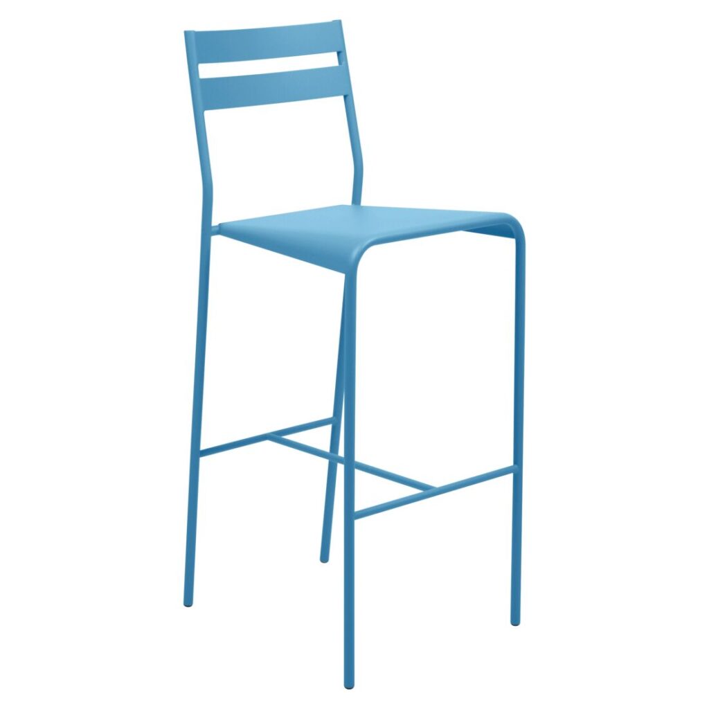 Tabouret de bar Facto en métal bleu avec un dossier à lattes et quatre pieds fins, avec un repose-pieds près de la base dans la finition Bleu Maya.
