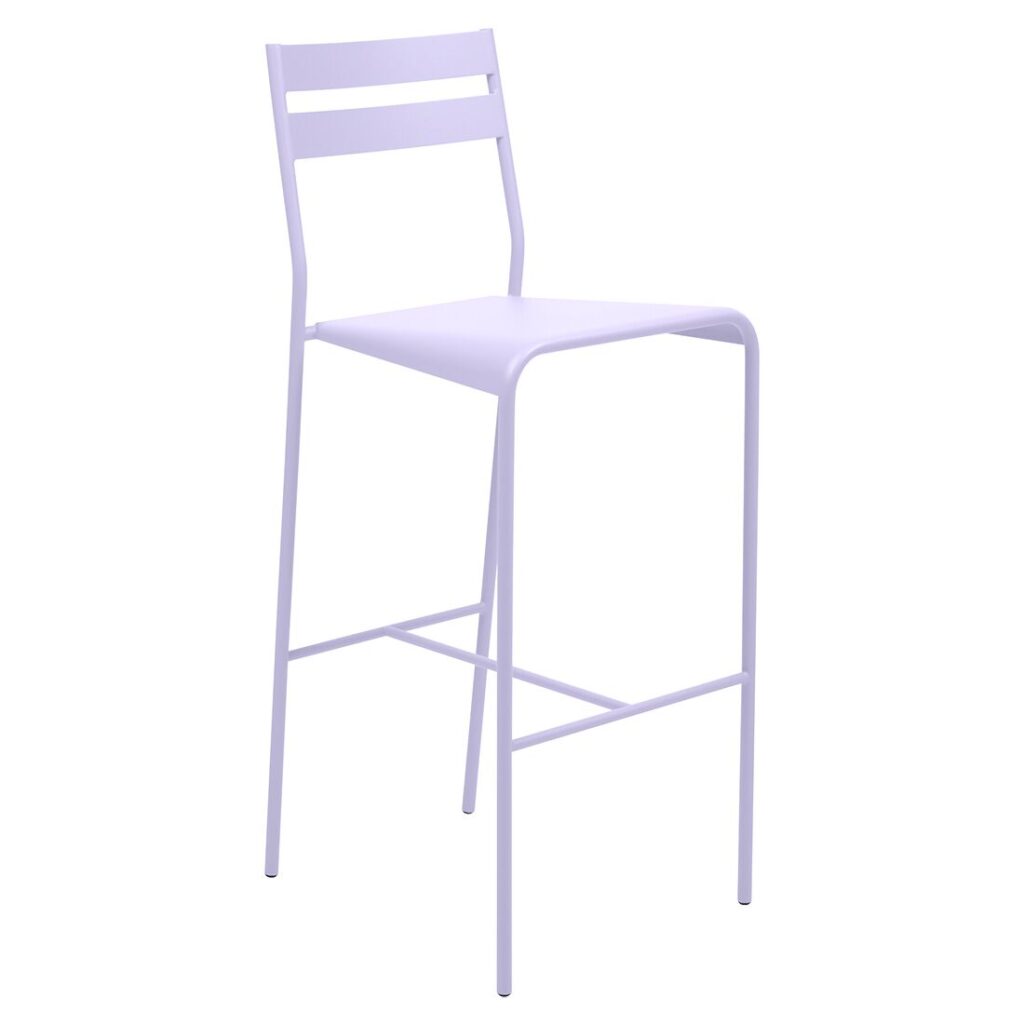 Tabouret de bar minimaliste en métal blanc dans le style Facto, avec une assise haute, des pieds fins et un dossier simple avec deux lattes horizontales.