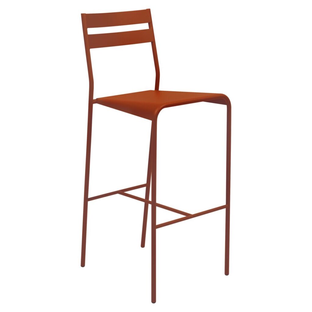 Le Tabouret de bar Facto présente une finition moderne de couleur rouille inspirée d'Orange Confite, avec une assise carrée, des pieds fins, un repose-pieds et un dossier à lattes.